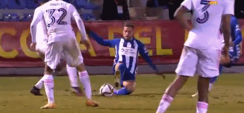 米体：安古伊萨将伤缺三到四个月，那不勒斯中场人手更显紧张