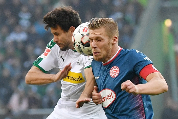 悉尼FC门将：在罗马尼亚输球就像一场葬礼，有人朝我扔东西（悉尼FC门将称在罗马尼亚客场失利仿佛参加葬礼，还遭球迷投掷物品）