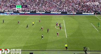 火药味！莫兰特用手狂指克莱面部，克莱怒火中烧一把甩开