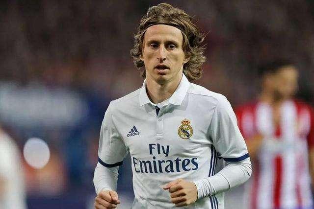 海港举办赛季总结会，王燊超乘直升机带冠军奖杯入场