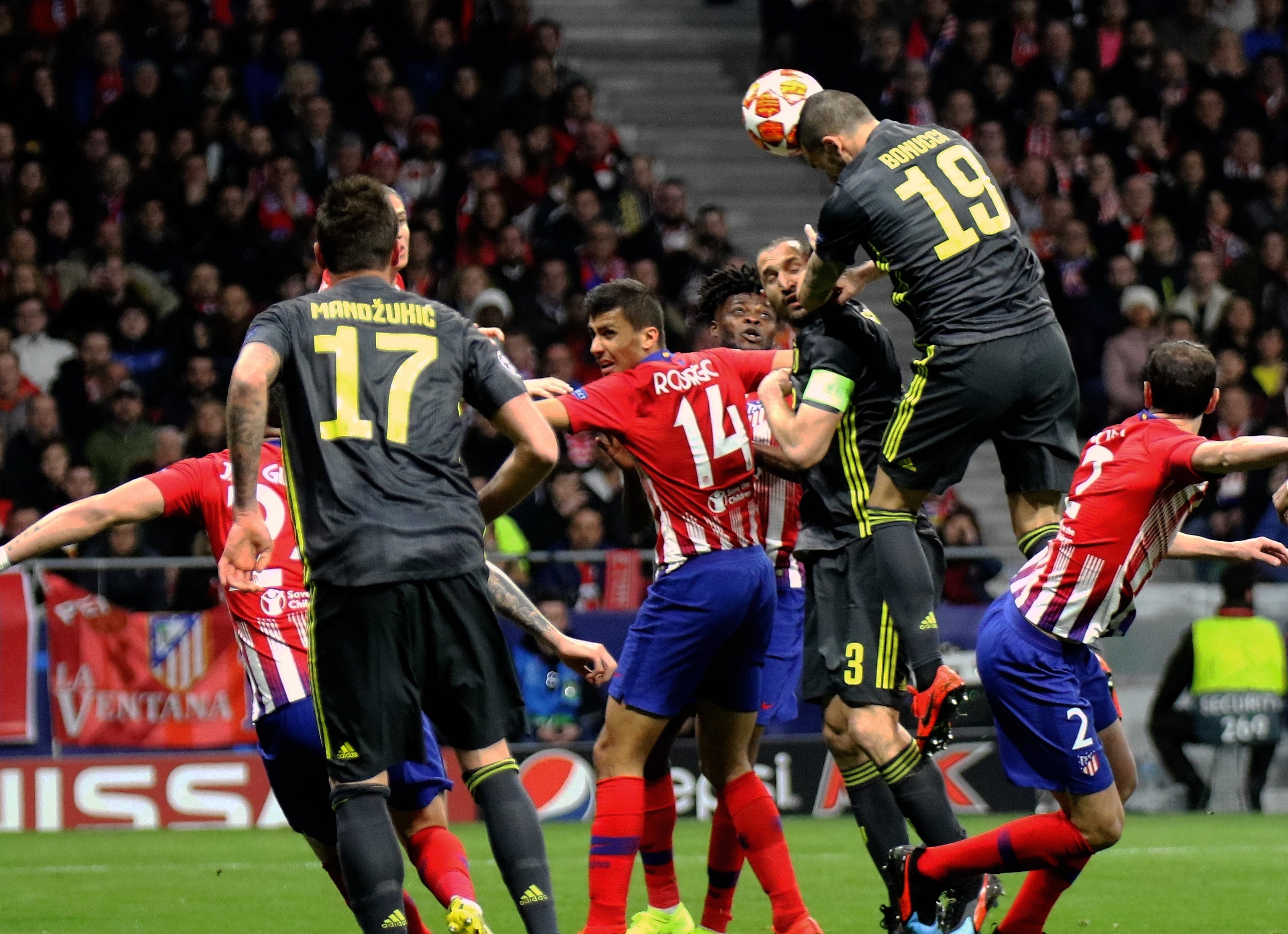 致敬，若塔兄弟前东家贡多马尔在球衣上印了他们的头像和名字